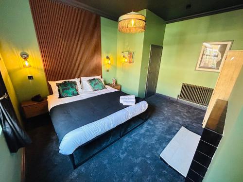 ein Schlafzimmer mit einem großen Bett in einem Zimmer in der Unterkunft Park Mount Residences - Boutique 1 Bedroom Apartment In Leeds With Free Parking in Kirkstall
