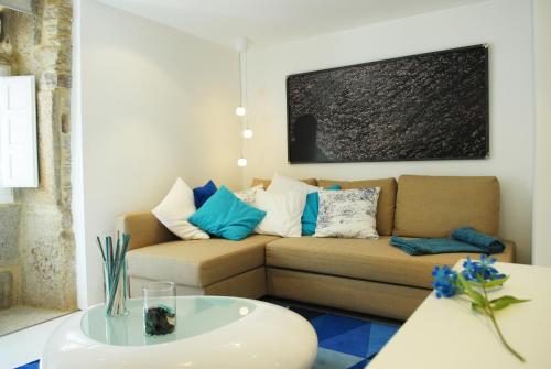 ein Wohnzimmer mit Sofa und Tisch in der Unterkunft Blue Home in Santiago de Compostela