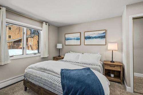 um quarto com uma cama e uma janela em 147 McCloud - The Perfect McCloud Getaway em Incline Village