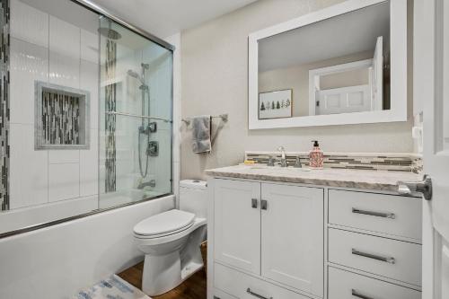 uma casa de banho branca com um chuveiro e um WC. em 147 McCloud - The Perfect McCloud Getaway em Incline Village