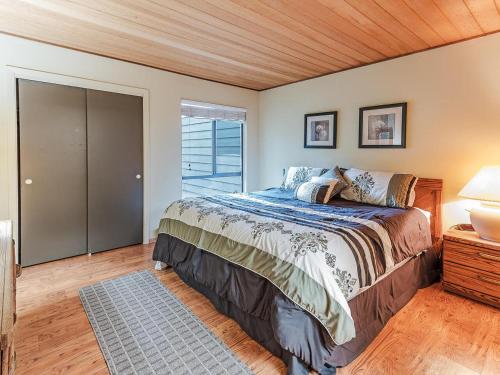 A bed or beds in a room at 168 Forest Pines - walk to Lakeshore Blvd community pool and hot tub
