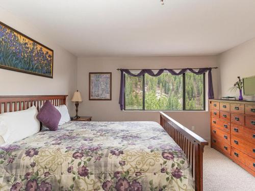 um quarto com uma cama e uma janela em Incredible Lake Tahoe Views 2 Master Suites and a Loft em Incline Village