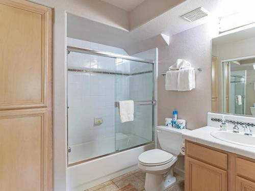 uma casa de banho com um chuveiro, um WC e um lavatório. em Incredible Lake Tahoe Views 2 Master Suites and a Loft em Incline Village
