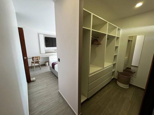 Habitación con vestidor y dormitorio. en NEW Luxury & Modern FARE MAOTI en Arue