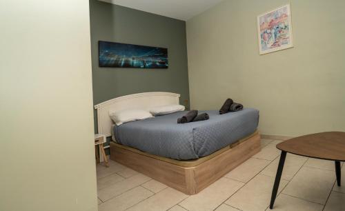 une chambre avec un lit et une table dans une pièce dans l'établissement 