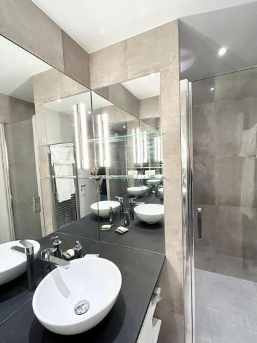 La salle de bains est pourvue de 3 lavabos et d'une douche. dans l'établissement L'idéal à Deauville, à Deauville