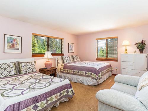 um quarto com 2 camas e um sofá em A great mountain home offering amenities that makes for a great getaway in Lake Tahoe em Incline Village