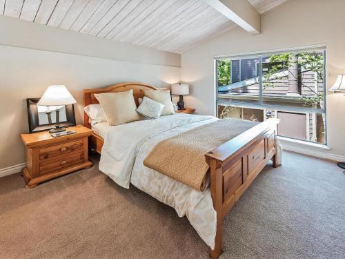 una camera da letto con un letto grande e una finestra di Forest Pines Condo Country Contemporary feel a Incline Village