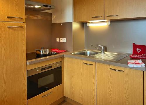 una cocina con fregadero y encimera en Time to Ski - Belle Vue, en Sainte-Foy-Tarentaise