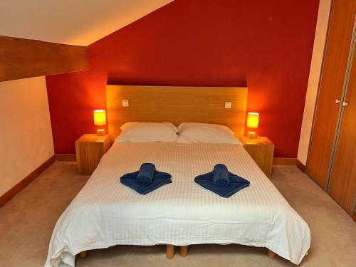 Un dormitorio con una cama con dos toallas azules encima. en Time to Ski - Belle Vue, en Sainte-Foy-Tarentaise