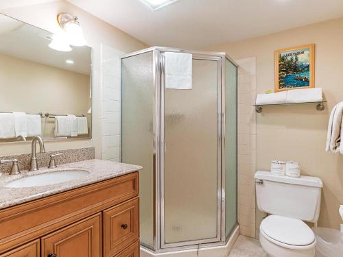 Ένα μπάνιο στο 214 Forest Pines Nicely Decorated 4 Bedroom Condo