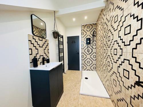 baño con lavabo y pared con espejo en Park Mount Residences - Luxury 3 Bedroom Flat In Leeds With Free Parking, en Kirkstall