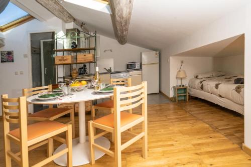 une cuisine et une salle à manger avec une table et des chaises dans l'établissement 