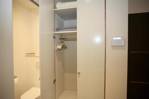 La salle de bains est pourvue de toilettes et d'une porte de douche en verre. dans l'établissement Eze Villa, à Èze