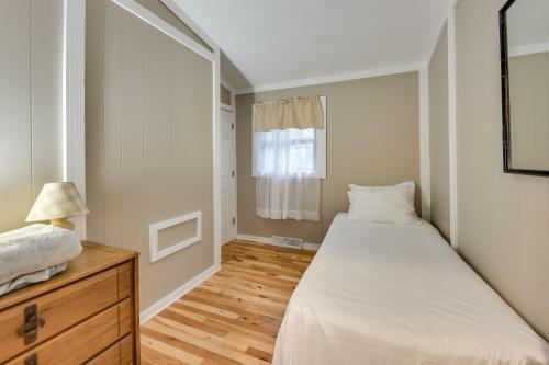 Ένα ή περισσότερα κρεβάτια σε δωμάτιο στο Salem Vacation Home with Dock Steps to Paddock Lake