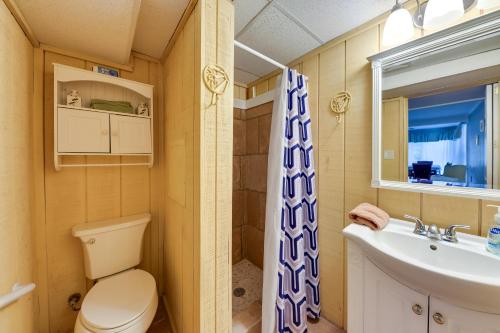 Ένα μπάνιο στο Salem Vacation Home with Dock Steps to Paddock Lake