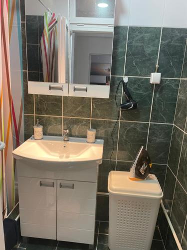 Un baño con lavabo, espejo e inodoro. en Konstantin Sokobanja, en Soko Banja