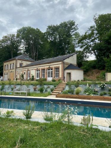 une maison avec une piscine devant dans l'établissement chambre d'hôte château de transières, à Ambenay