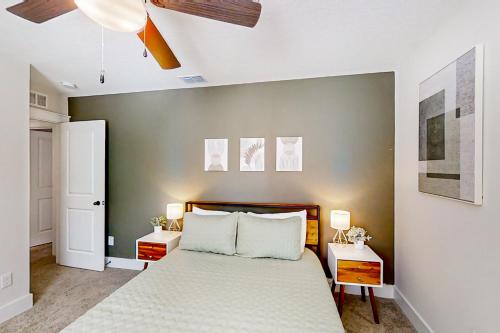 ein Schlafzimmer mit einem Bett mit zwei Nachttischen und zwei Lampen in der Unterkunft Liberty Manor in Jacksonville