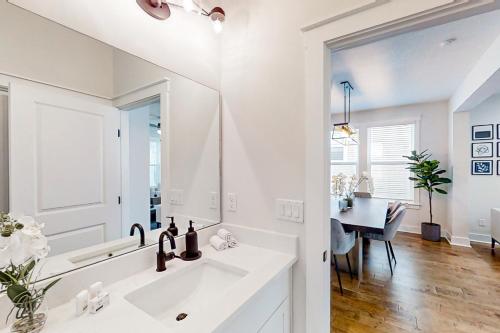 傑克孫維的住宿－Liberty Manor，白色的浴室设有水槽和镜子
