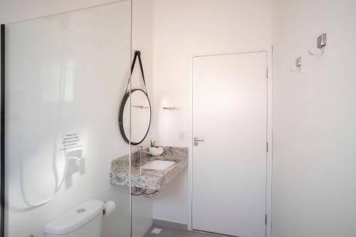 a bathroom with a sink and a shower at Paraíso Pé na Areia em Boracéia - Desfrute da conveniência de ter a praia no seu quintal in São Sebastião