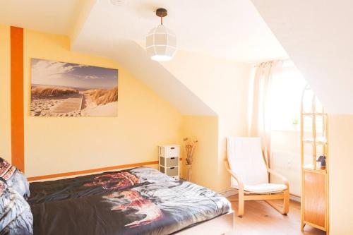 una camera con letto e sedia bianca di - 3-Bedroom Apartment Luxury: Central & Spacious in Duisburg & Big TV and Kitchen - a Duisburg