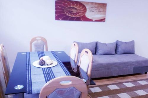 ein Wohnzimmer mit einem blauen Tisch und einem Sofa in der Unterkunft 2 Zimmerwohnung in Mönchengladbach