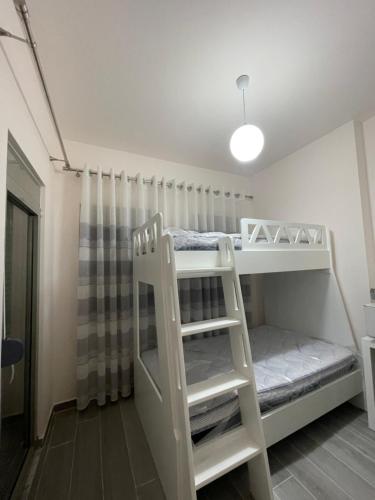 Divstāvu gulta vai divstāvu gultas numurā naktsmītnē Dreams Apartment
