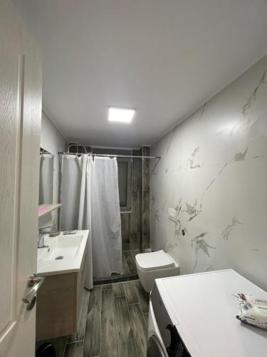 ein Bad mit einem WC und einem Waschbecken in der Unterkunft Dreams Apartment in Korçë