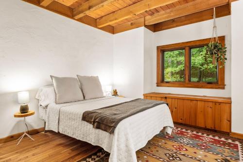 - une chambre avec un lit et une fenêtre dans l'établissement Finnwood - A Pet Friendly Woodland Retreat, à Suttons Bay