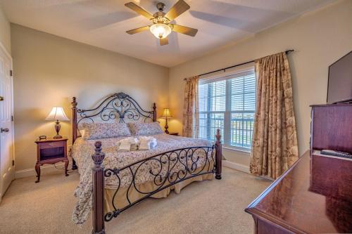 Schlafzimmer mit einem Bett und einem Deckenventilator in der Unterkunft Sandalwood Sunrise 823 #205DS-H in Hatteras