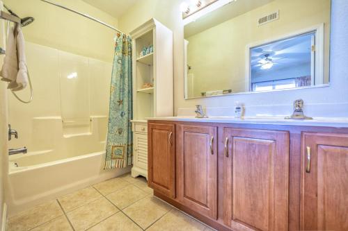 bagno con lavandino, vasca e doccia di Sandalwood Sunrise 823 #205DS-H a Hatteras