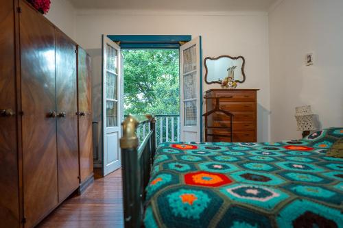 ein Schlafzimmer mit einem Bett, einer Kommode und einem Fenster in der Unterkunft Departamento Tarquinio en Tigre, Buenos Aires in Tigre