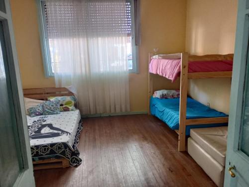 a room with two bunk beds and a window at Chandra Alojamiento en casa de familia in Gualeguaychú