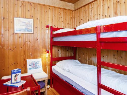 1 Schlafzimmer mit 2 Etagenbetten in einer Holzwand in der Unterkunft Holiday home Sydals XXXI in Neder Lysabild