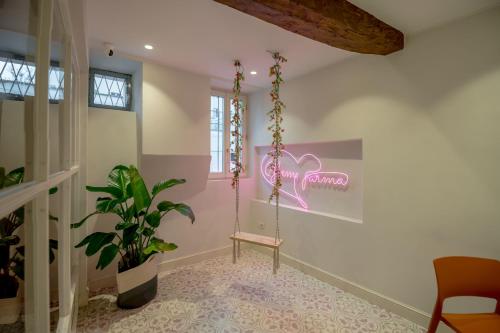 パルマにあるGLAM PARMAのブランコと植物のある部屋