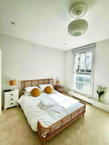 Ліжко або ліжка в номері Fab split level Kensington Apartment