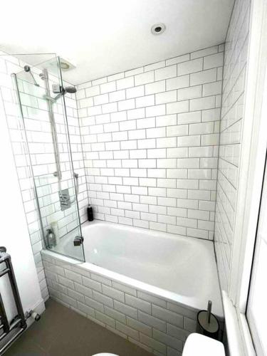 Fab split level Kensington Apartment tesisinde bir banyo
