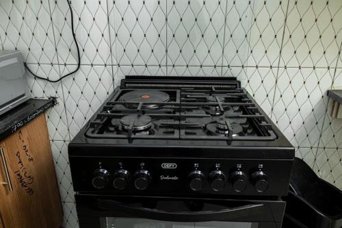 uma placa de fogão preta na cozinha em Planet Golf - foxdale em Foxdale Estates