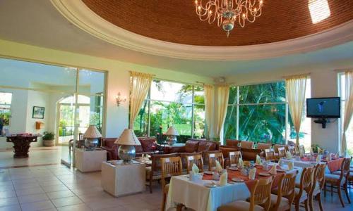 Restoran ili neka druga zalogajnica u objektu Espectacular Departamento en Club de Golf El Tigre