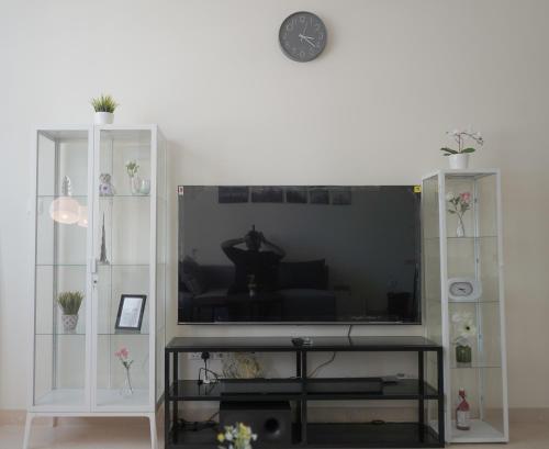 TV a/nebo společenská místnost v ubytování Step into Serenity - Discover Modern Living in 1BR Apartment with Panoramic Views in Dubai Marina near JBR Walk, Beach and Bla Bla Club
