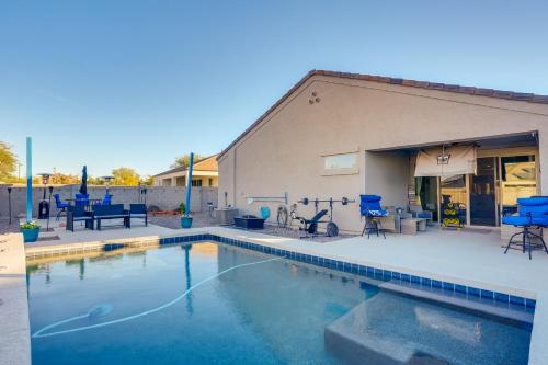 Bazén v ubytování Private Pool Relaxing Phoenix Area Vacation Home! nebo v jeho okolí