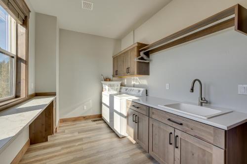 een keuken met houten kasten en een spoelbak bij Spacious McCall Home with Private Lake Access! in McCall