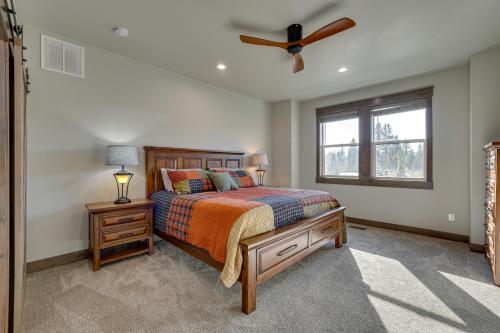 een slaapkamer met een bed en een plafondventilator bij Spacious McCall Home with Private Lake Access! in McCall