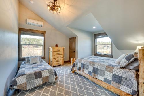 En eller flere senge i et værelse på Spacious McCall Home with Private Lake Access!
