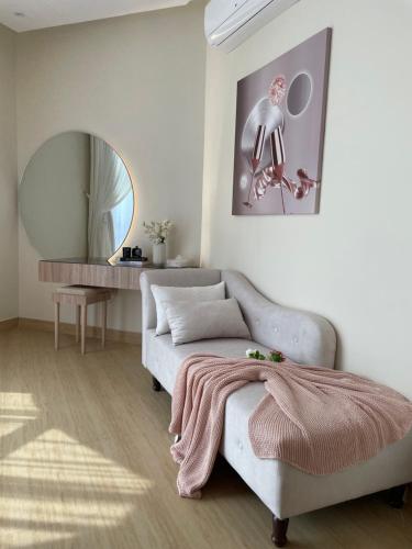 Tempat tidur dalam kamar di شقة مميزة بحي الملقا