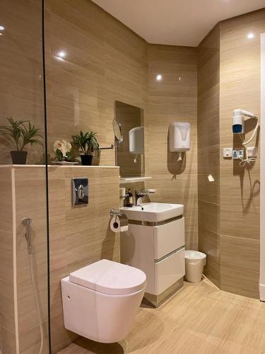 une salle de bains avec toilettes et lavabo dans l'établissement شقة مميزة بحي الملقا, à Riyad