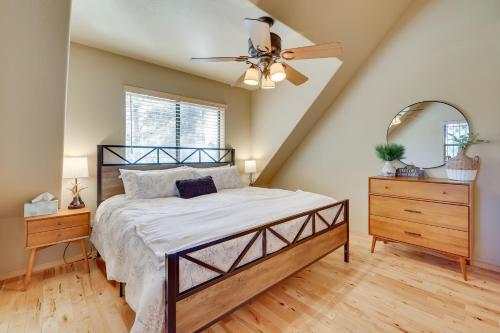 um quarto com uma cama e uma ventoinha de tecto em Inviting Nutrioso Cabin with Wraparound Porch! em Nutrioso