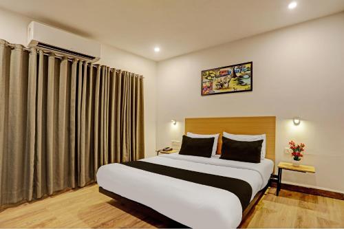 sypialnia z dużym łóżkiem w pokoju w obiekcie Townhouse Swain Heritage w mieście Bhubaneswar
