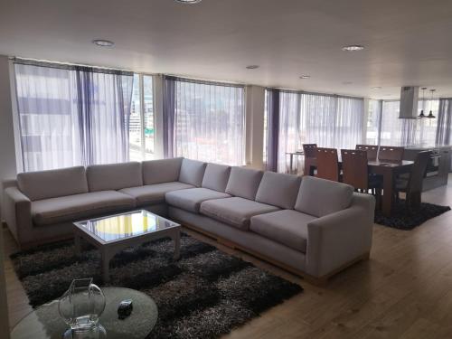 - un salon avec un canapé et une table dans l'établissement Balmoral 103, à Bogotá